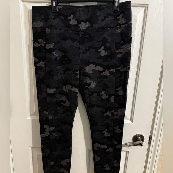 Cabi Womens ATC Leggings Side Pocket 7/8 Green Camo XL - Picture 3 of 9